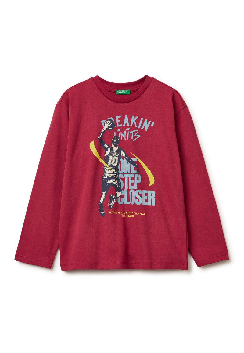 Červená dlouhá rukávová košile s grafickým potiskem zobrazujícím basketbalistu a textové prvky. Vyrobena z měkkého materiálu s volným střihem.