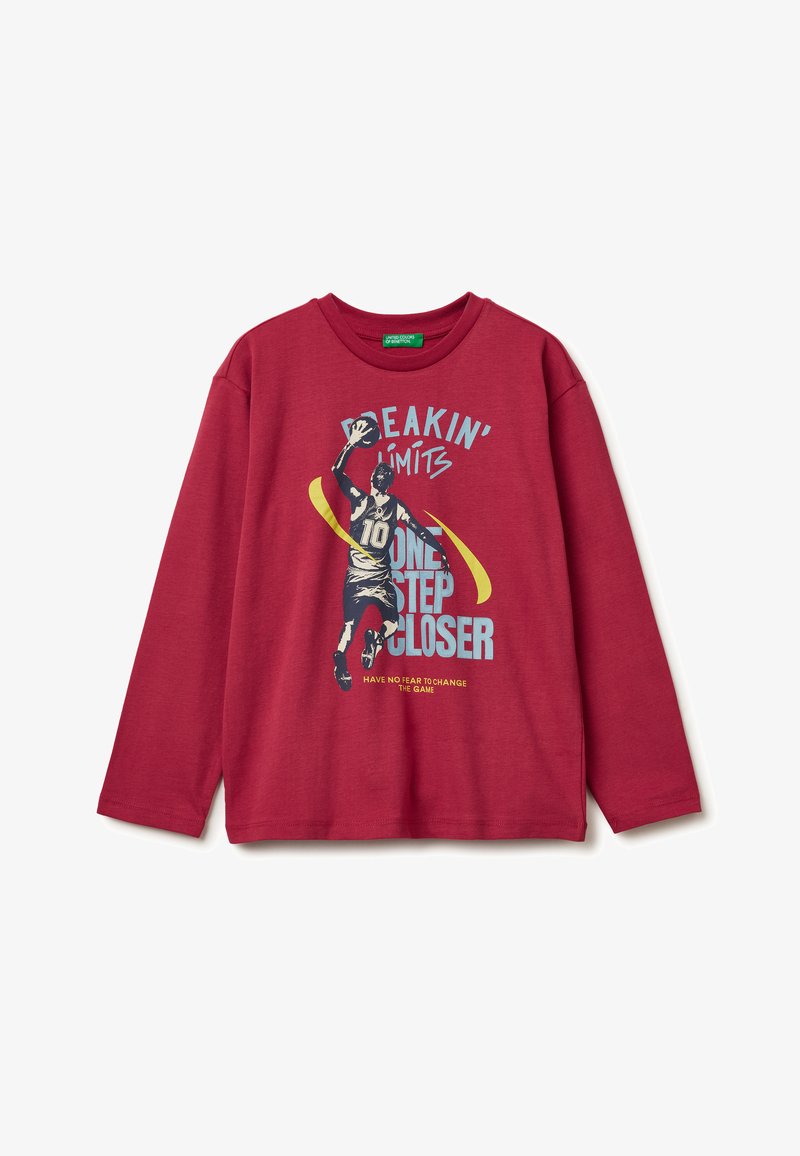 Červená dlouhá rukávová košile s grafickým potiskem zobrazujícím basketbalistu a textové prvky. Vyrobena z měkkého materiálu s volným střihem.