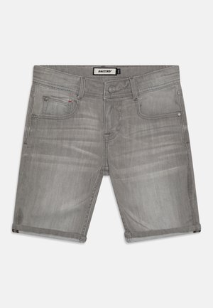 Grijze denim shorts met een vervaagde textuur, een vijf-pocket ontwerp, opgerolde zoompjes en metalen hardwareaccenten. Merklabel zichtbaar op de tailleband.