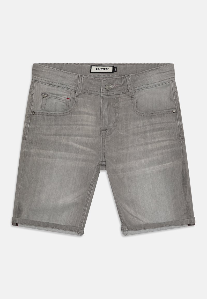Shorts en denim gris avec une texture délavée, design à cinq poches, ourlets roulés et accents en métal. Étiquette de marque visible sur la ceinture.