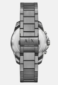 Zegarek ze stali nierdzewnej o matowym wykończeniu, z szarym metalowym paskiem i wygrawerowanym logo "A|X" na zapięciu. Okrągła konstrukcja koperty.