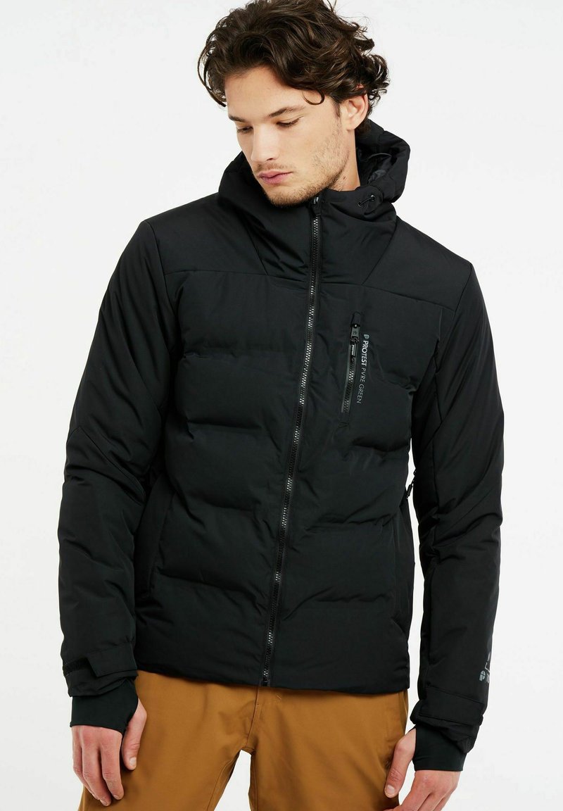 Schwarze Daunenjacke mit hohem Kragen, Front-Reißverschluss und Reißverschluss-Brusttasche. Verfügt über Daumenlöcher in den Bündchen und eine glatte Stoffoberfläche.