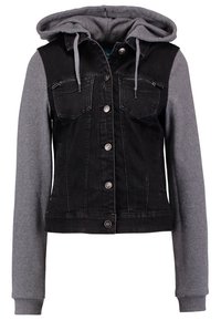 Jeansjacka och fleecejacka har en svart denimkropp, grå fleeceärmar, framfickor och en huva med dragsko. Knäppning med tryckknappar.