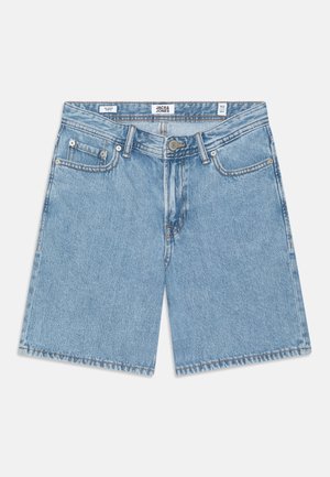 Lyseblå denimshorts med frontknap, bæltestropper og fem-lomme design lagt fladt på hvid baggrund.