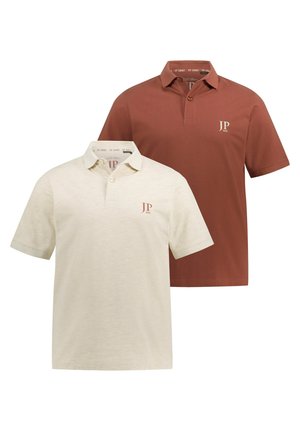 Twee poloshirts: één beige en één roestkleurig, gemaakt van zachte stof, met een knoopsluiting kraag en een klein logo op de linkerbovenkant.