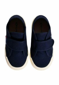 Scarpe in tela blu navy con cinturino in velcro, suola in gomma color crema, tessuto testurizzato e etichetta con marchio sul lato.