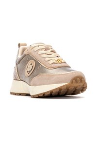 Zapatilla deportiva beige que presenta materiales de cuero y ante, con punta redonda, panel lateral texturizado y una suela de goma gruesa y con patrón.