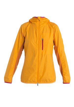 Chaqueta impermeable amarilla con capucha ajustada, cierre de cremallera y paneles naranjas en contraste. Cuenta con puños elásticos y un bolsillo en el pecho con cremallera.