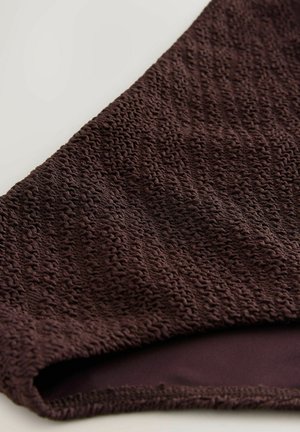 Gebreide bruine stof met een gestructureerd patroon, met een gladde, donkerbruine voering aan de rand. Geschikt voor kleding of accessoires.