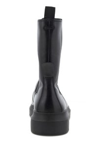Bottine noire en cuir avec une texture lisse, panneaux latéraux élastiques et une languette à l'arrière ; équipée d'une semelle en caoutchouc épaisse.