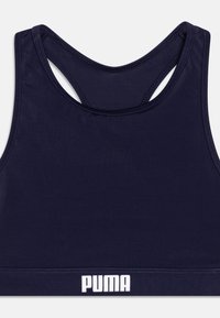 Marineblå sportsbh med racerback-design, laget av glatt materiale, med en hvit "PUMA"-logo på båndet nederst.