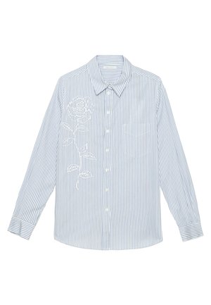 Chemise à rayures bleues et blanches avec un motif de broderie de rose sur le côté gauche. Elle a un col long et une poche poitrine unique.