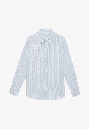 Camisa de botones a rayas azul y blanca con un diseño de bordado de rosa en el lado izquierdo. Cuenta con mangas largas y un solo bolsillo en el pecho.