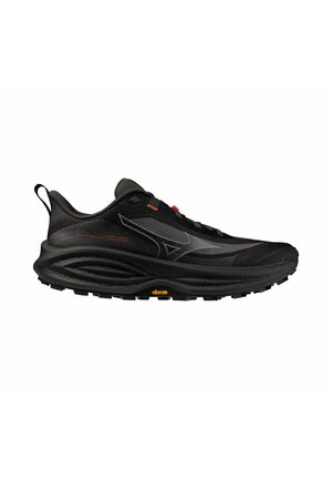 Schwarzer flacher Laufschuh mit strukturierter Sohle, Mesh-Obermaterial, Zuglasche an der Ferse und Vibram-Logo an der Außenseite der Sohle.