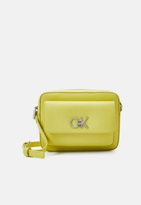 Piccola borsa a tracolla rettangolare in finta pelle gialla brillante. Presenta una patta con un logo e una tracolla removibile. Dettagli in metallo argentato.
