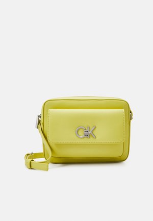 Piccola borsa a tracolla rettangolare in finta pelle gialla brillante. Presenta una patta con un logo e una tracolla removibile. Dettagli in metallo argentato.