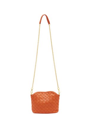 Gewebte orangefarbene Lederhandtasche mit abgerundetem oberen Rand, goldener Kette und einem mit Leder akzentuierten Tragegurt. Kompakte, rechteckige Form mit strukturierter Oberfläche.