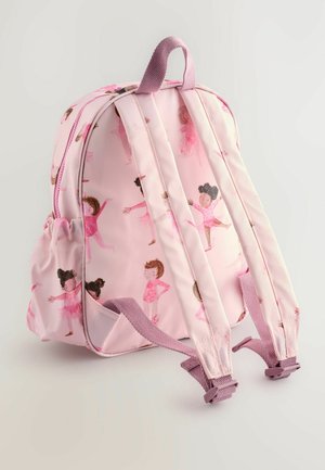 Rucsac roz pentru copii cu imprimeu de balerină, având curele poitrine căptușite de culoare purple și un buzunar lateral din plasă. Fabricat din material durabil și neted.