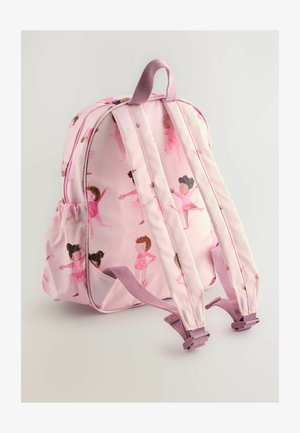 Roze rugzak voor kinderen met een ballerina-print, voorzien van gevoerde paarse schouderbanden en een zijnetvak. Gemaakt van duurzaam, glad materiaal.