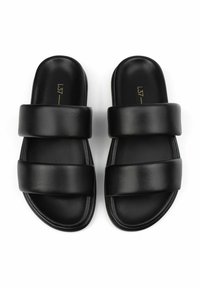 Zwarte slidesandalen met twee brede, platte riemen van soepel leer, met een gevormde voetbed en een minimalistisch ontwerp.