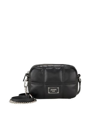 Sac bandoulière synthétique noir matelassé avec une plaque logo en métal argenté et une bandoulière en chaîne. Fermeture zippée et bandoulière réglable pour un port polyvalent.