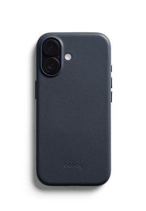 Coque de téléphone en cuir noir Bellroy montée sur un smartphone avec double caméra et flash sur fond blanc.