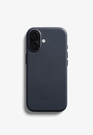 Coque de téléphone en cuir noir Bellroy montée sur un smartphone avec double caméra et flash sur fond blanc.