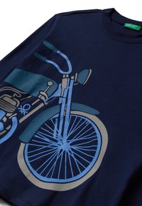 Camiseta de algodón azul marino con un gran gráfico de una bicicleta en tonos de azul y gris, que representa el manillar y la rueda delantera.