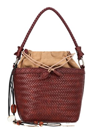 Bruine gevlochten leren bucketbag met gevlochten handvat, beige stoffen trekkoordsluiting en decoratieve kralen aan zwarte koorden bevestigd.