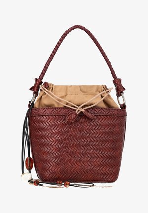 Sac seau en cuir tressé marron avec poignée tressée, fermeture à cordon en tissu beige et perles décoratives sur cordons noirs attachés.