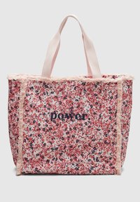 Torba tote z kwiatowym wzorem w różowe, czerwone i granatowe małe kwiaty, z miękkim frędzlem, jasnoróżowymi uchwytami oraz wyhaftowanym napisem "moc" na środku przodu.