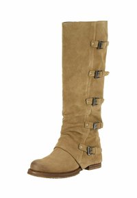 Bota alta hasta la rodilla de ante color bronceado con tacón bajo de madera y cinco correas ajustables con hebillas de metal oscuro en el lado exterior.