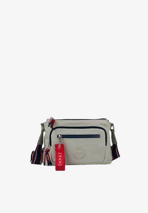 Bolso bandolera gris hecho de material duradero. Cuenta con cremallera azul marino, detalles rojos, correa ajustable y bolsillo frontal con cremallera y logo.