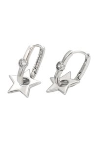Sølvfarvede stjerneformede hoops øreringe har en central stenaccent. Det glatte, polerede metal står i kontrast til det strukturerede stjernedesign.