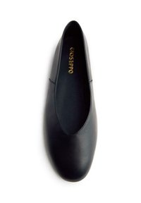Zapato plano de cuero negro con punta redonda y diseño de corte bajo. El interior presenta detalles del logo dorado sobre una superficie lisa.