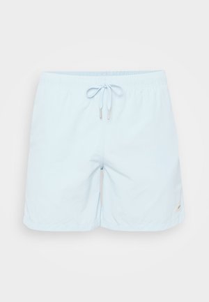 Șorturi de baie bleu deschis cu talie elastică, închidere cu șnur și un mic etichetă a mărcii pe hemul stâng. Textură de material neted.