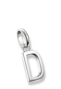 Charm in argento a forma di lettera 'D', con una finitura liscia e lucida e un anello per il fissaggio.