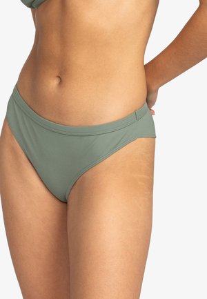 Olivgrön bikiniunderdel med en jämn, ribbad textur. Har en midjehög midja och sömlös design som framhäver naturliga hudtoner.
