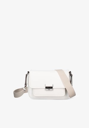 Borsa a tracolla in pelle bianca con chiusura a patta, accessori in argento e tracolla beige regolabile. Texture liscia e forma rettangolare.