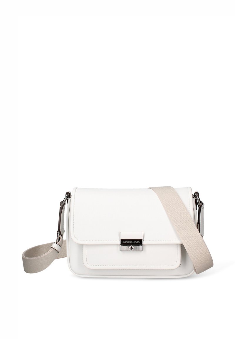Witte leren crossbodytas met flapsluiting, zilverkleurige hardware en een beige verstelbare band. Gladde textuur en rechthoekige vorm.