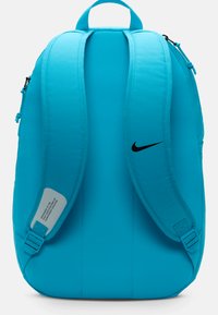 Turkis Nike ryggsekk med polstrede skulderstropper, teksturert stoff og svart logo. Har håndtak på toppen og justerbare spenner.