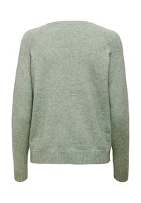 Pull en tricot vert avec une texture unie, ourlet et poignets côtelés, et un col rond, présentant une coupe décontractée et des manches longues.