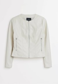 Giacca in ecopelle bianca con collo rotondo, zip frontale e due tasche laterali con zip; texture liscia con sottili dettagli di cucitura.