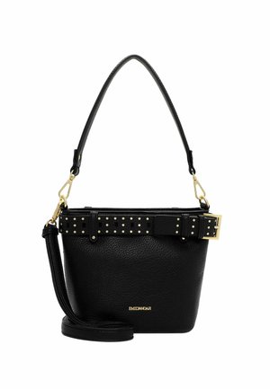 Sac seau en cuir noir avec une bandoulière large ornée de clous dorés et d'une boucle. Comprend une bandoulière amovible et une finition texturée.