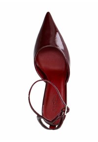 Escarpin bourgogne à bout pointu avec une finition laquée brillante, côtés ouverts et une bride de cheville avec une boucle en métal argenté. Détails de la semelle intérieure texturée visibles.