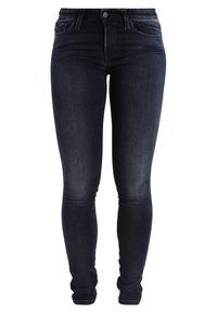Vaqueros skinnies de color azul oscuro con un ligero desvanecimiento en los muslos y las rodillas, diseño de cinco bolsillos, cierre de botón y pasadores para cinturón.