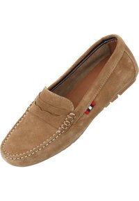 Zamszowe buty mokasynowe w kolorze tan z akcentami w postaci przeszyć, zaokrąglonym noskiem i małym detalem logo w kolorach czerwonym, białym i niebieskim po boku.