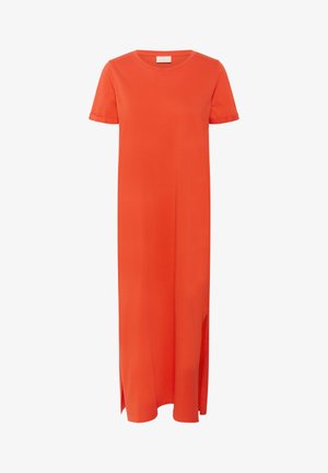 Maxi sukienka w jasnopomarańczowym materiale, krótki rękaw, okrągły dekolt i boczne rozcięcia dla swobody ruchu, o gładkiej, lekkiej fakturze.