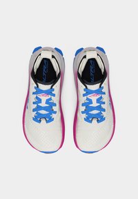 Ζευγάρι λευκά παπούτσια τρεξίματος με μπλε κορδόνια και ροζ μεσαία σόλα, σε θέαση από πάνω σε απλό λευκό φόντο.