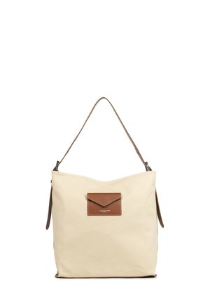 Borsa a spalla in tela beige con tasca a busta in pelle marrone e tracolla, caratterizzata da una texture liscia e una silhouette arrotondata.
